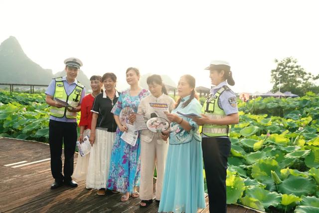 亲“荷”力满分！交通安全大篷车入花景，共守一路“荷”平