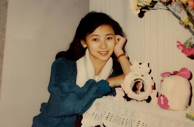 她出身清华大学，因拍三级片与父母决裂，如今再不让女儿进娱乐圈