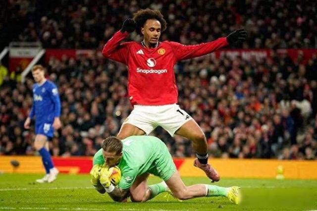 曼联主场遭逆转，少一人对手偷袭，荷兰新秀成焦点疑云