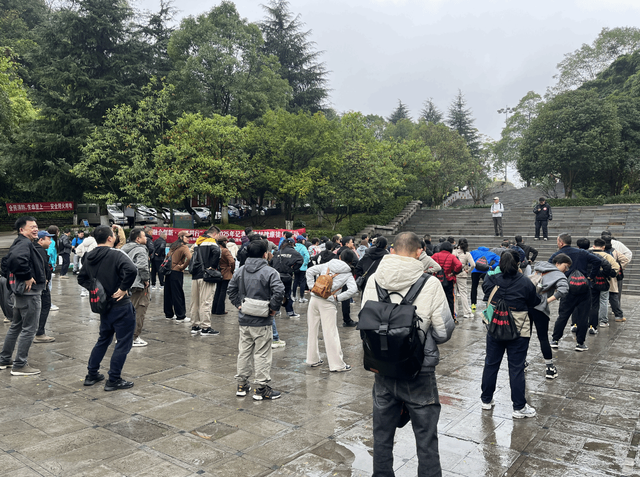 融合创新·一路同行 ！贵阳市融媒体中心开展记者节森林健康徒步活动