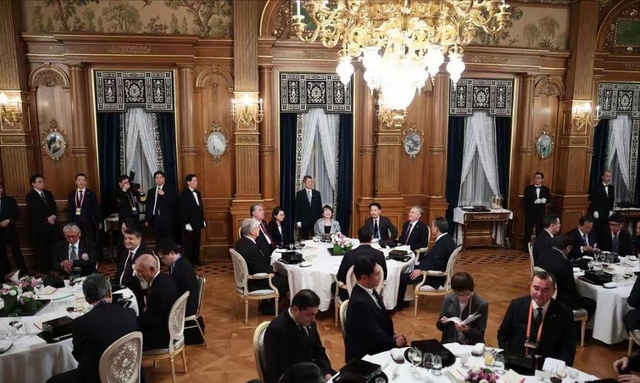 一场晚宴在东京召开，高市早苗想通了：对俄动真格，对中国来软的