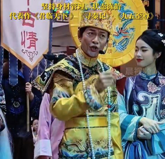 多位明星在景区打工：林俊贤成酒糟鼻老汉，翁虹胖了，他状态真好