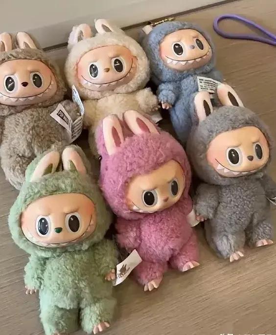 李念家Labubu大到离谱！粉丝酸了：这才是真·贵妇的玩具！
