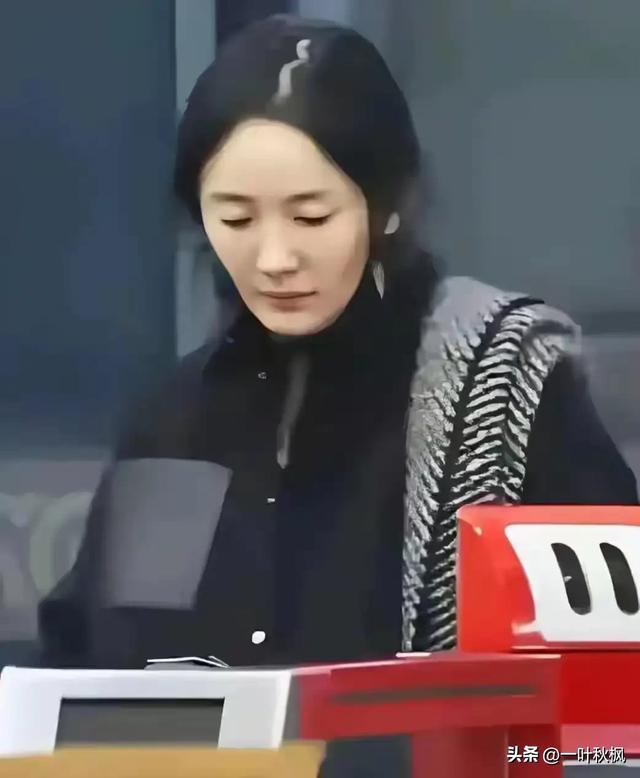 偶遇40岁的杨幂素颜，真实颜值长这样，没有网上说的那么漂亮