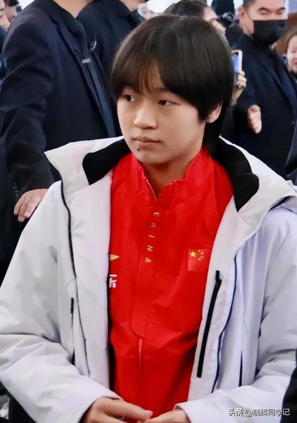 全红婵正式回归亮相！身材高挑颜值抢眼，留长发后判若两人