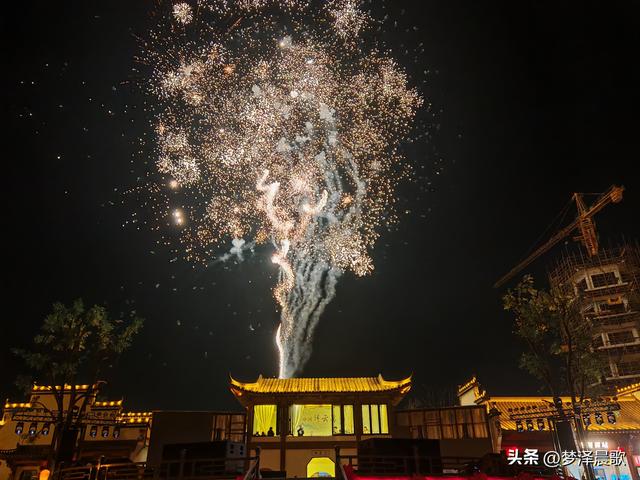 湖北：祥云湾庆典燃爆文旅圈 三喜临门夜 千人天灯点亮浪漫星河‌