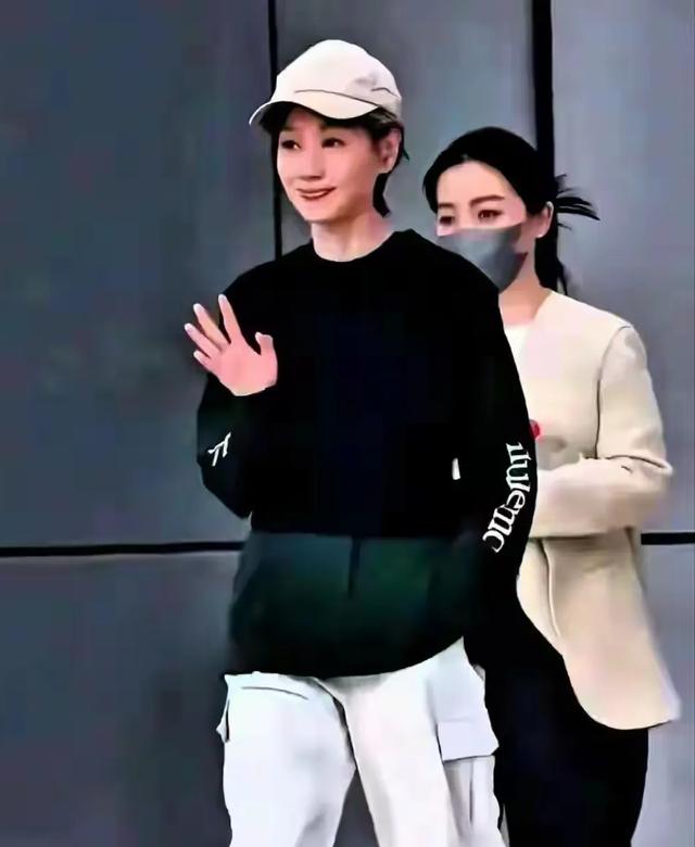 难以置信 62岁的她还这么年轻 脸上一丝皱纹都没有 这哪像60多岁的人