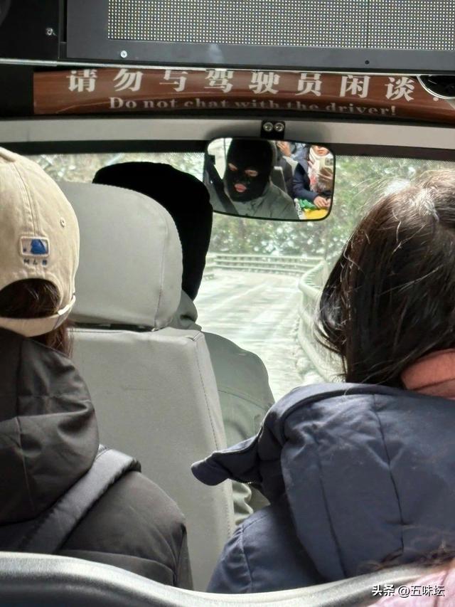 四川黄龙景区直通车司机佩戴黑色头罩，景区回应称为防晒