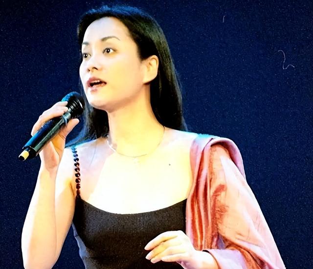 放弃争夺260亿遗产，带着女儿远走美国，如今才知道她有多明智