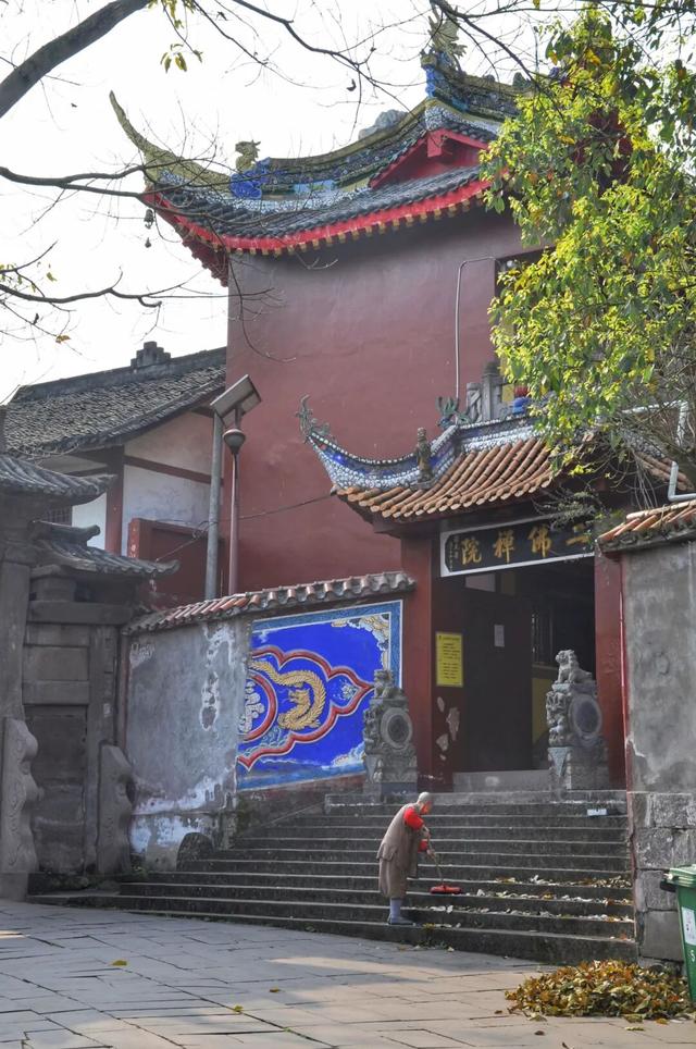 被重庆光芒掩盖，这座小城被一碗“刨猪汤”带火，景点几乎免费看