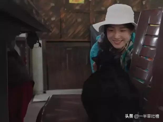 卢昱晓穿冲锋衣在雨林徒步 躺在树枝上睡觉松弛鲜活