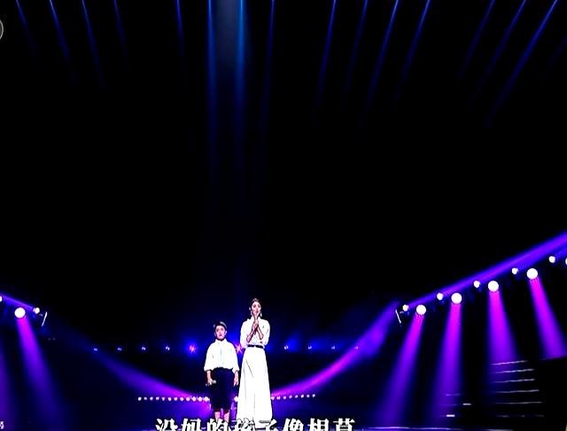 佟丽娅和儿子朵朵同台演唱《世上只有妈妈好》，小酒窝台下打Call