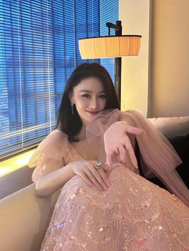 张馨予太丰满，穿深V裙都兜不住好身材，我感慨：资本果然会选人