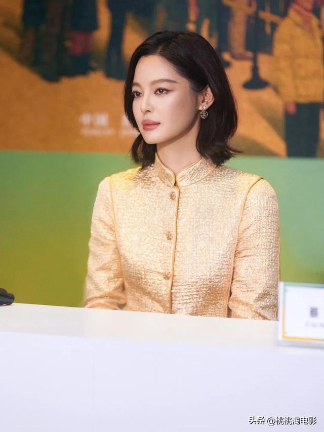 威尼斯影后辛芷蕾亮相平遥电影展，高定礼服珠宝点缀红气养人
