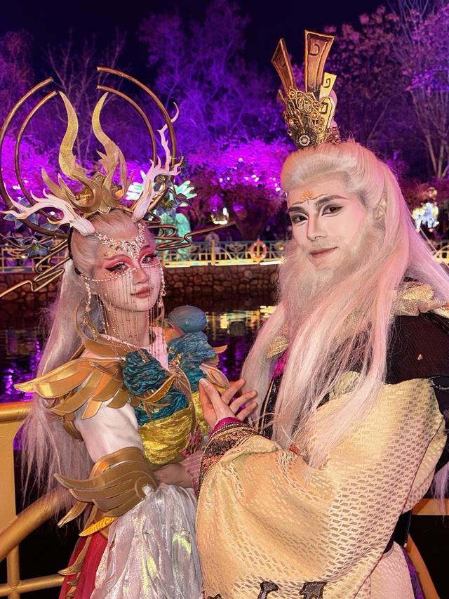 排队5小时只为互动3分钟，年轻人疯狂"调戏"景区NPC，引爆2亿流量