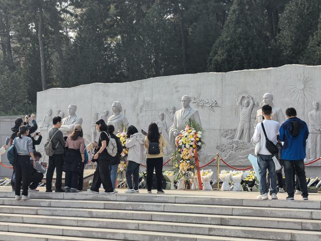 沉默的荣耀:我选择消失在黑暗里，是为了让更多的人站在光里