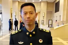 一级军士长王忠心退休后近况：约亲朋好友吃饭，打扮朴素低调图片