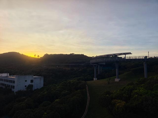 西丽湖国际科教城绿道，看霞飞满天，如梦似幻！长岭陂地铁C口