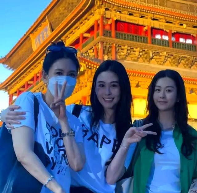 57岁邱淑贞游普陀山被偶遇，身材娇小苗条，打扮低调女神气质依然