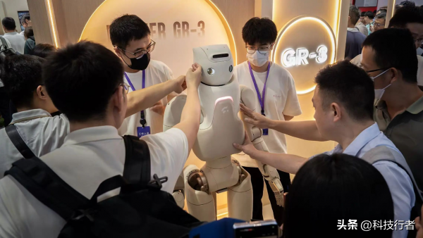 围观WRC 2025，看到了中国人形机器人的“一小步”