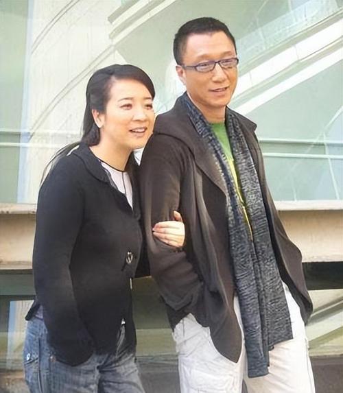 她是国家一级女演员，多次给丈夫戴绿帽，重病丈夫坐轮椅也不离婚