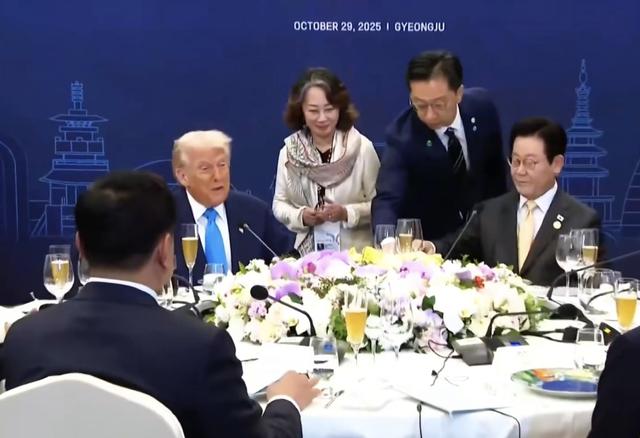 韩国APEC晚宴合影，李在明和他站中间，阿努廷挨着黄循财