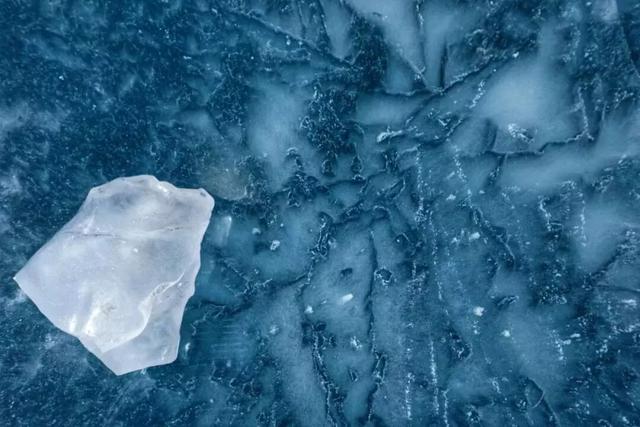 西藏冬日的冰湖仙境，堪比贝加尔湖！