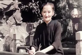 1963年，陆小曼在公园留影，穿着平底布鞋，如同邻家老太太图片