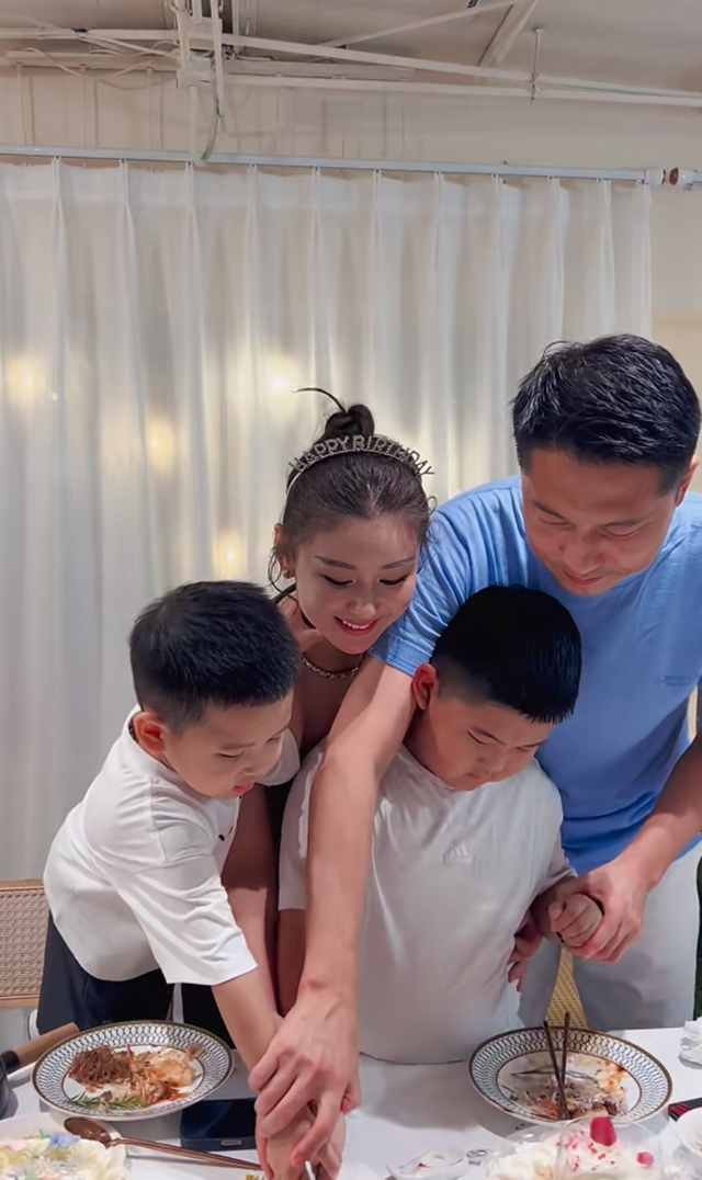 李小萌夫妇在家请客，复式大平层装修很有格调，王雷喝酒也抽烟