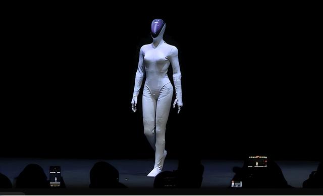 小鹏美女机器人自证“非人扮演”，最懂直男心？