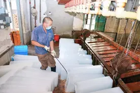 一天收入27万！制冰厂为何这么赚钱？冰块是怎么批量造出来的？图片