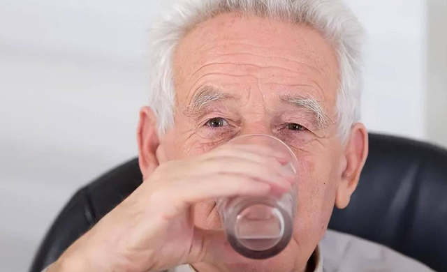 44岁女子每天慢跑健身，1年后中风去世，医生叹气：3个习惯没纠正