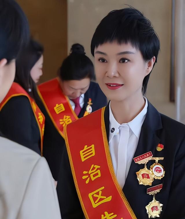 47岁贺娇龙去世!抢救过程被曝，此前疑早有征兆，将葬在父亲身旁