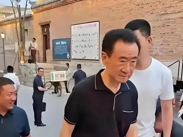 卖77个酒店回血600亿仍不够，万达还能撑多久？王健林陷还债泥潭