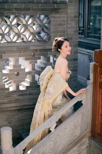 笑不活，佟丽娅发文祝福董璇新婚快乐，评论区都是唱反调的