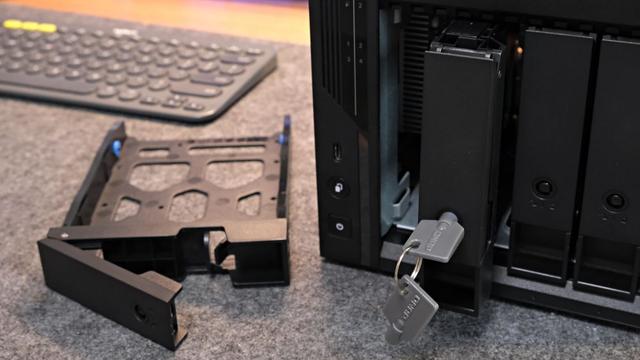 威联通Qu405-N355实测：四盘位NAS性价比之王，藏着AI的存储神器