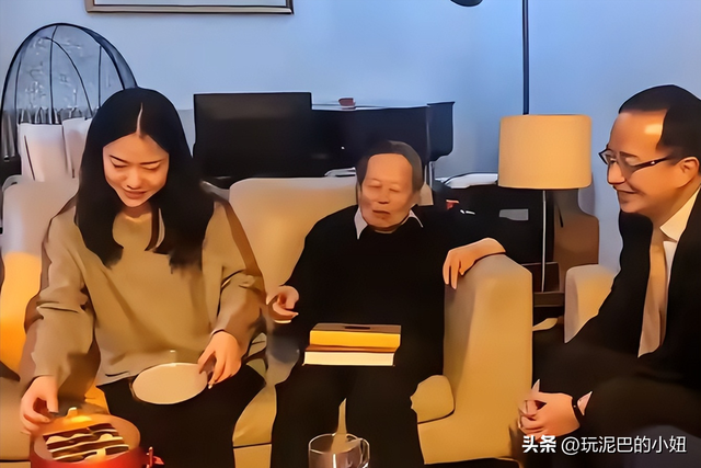 杨振宁追悼会现场！翁帆站首位神情悲伤，64岁老者曝杨老两个贡献