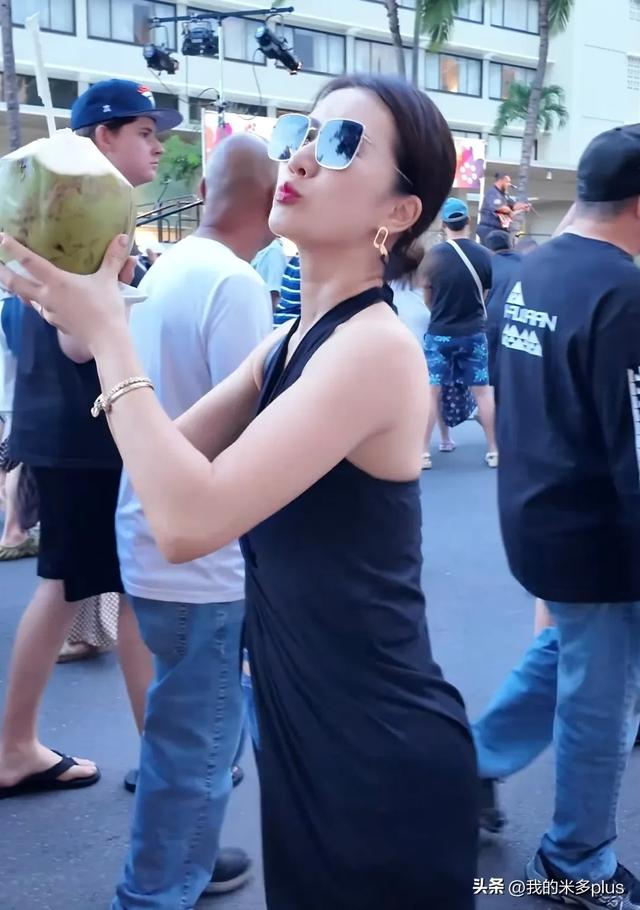 李念带3个孩子逛集市，小腹鼓起被疑怀四胎，13岁大女儿又瘦又高