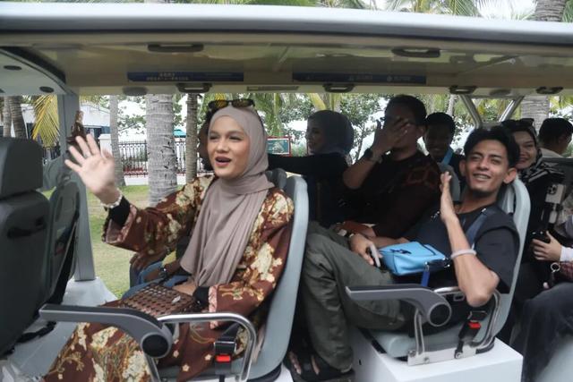 畅游三亚西岛 东盟网红以镜头捕捉海南的浪漫诗意