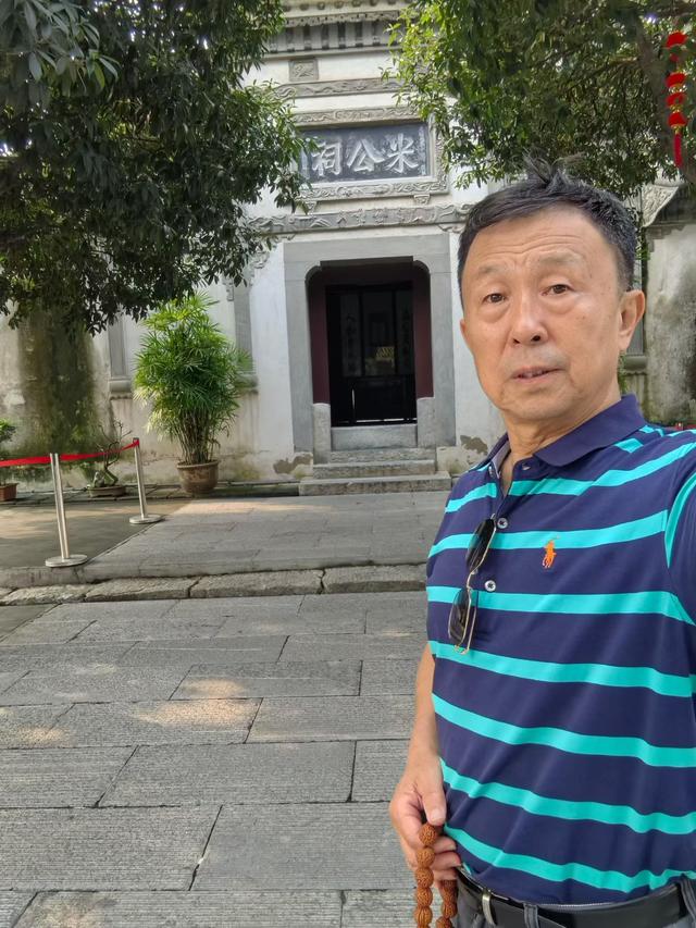 腾龙阁望汉江浩渺苍茫，古城头看襄阳心越千年。