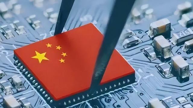 中美芯片摊牌！现实比封锁更狠：美国不是卖芯片，是想抽中国脊梁