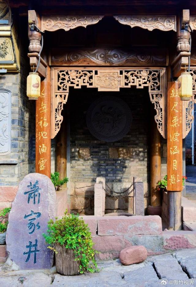 城门上奇葩的黄桷树 古城逆天了