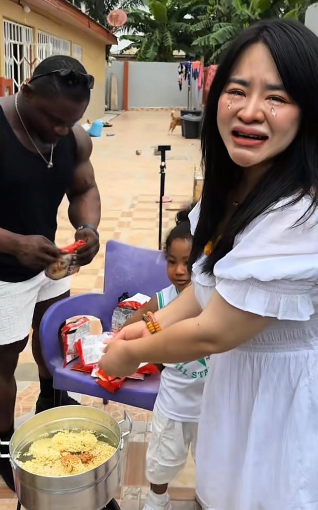 浙江女子去非洲婆家，买8台苹果手机做见面礼，却连泡面都吃不起