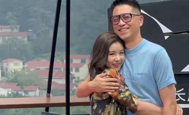 40岁李小萌北京逛街，开五六百万劳斯莱斯，王雷大连富二代不差钱