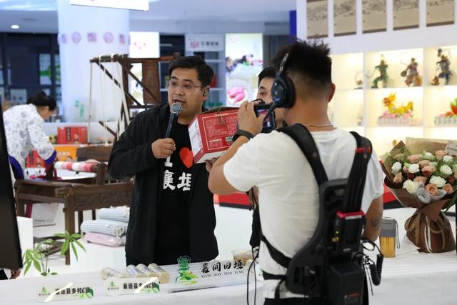 抖音百万粉丝达人“刘皮特”深入襄垣县乡村e镇开展直播带货
