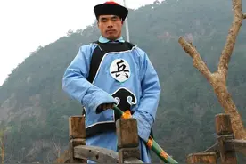 清兵胸前的“兵、丁、卒、勇”有何区别？仅差一字，真是差之千里图片