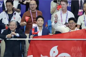 霍启山和父兄围观女子游泳赛，众网友调侃他挑媳妇，忙牵线张雨霏图片