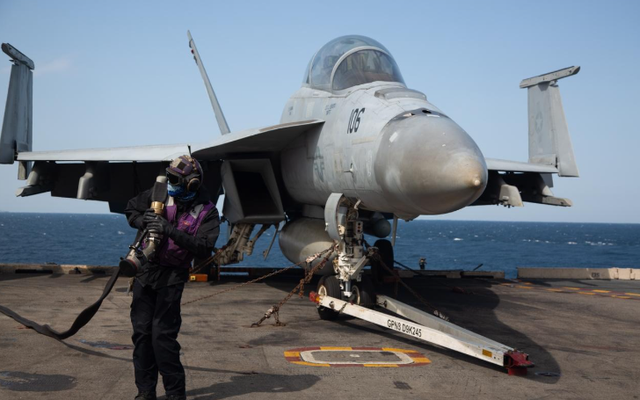 美航母红海三连事故，胡塞用无人机搅局，美国航母教中国海军一课