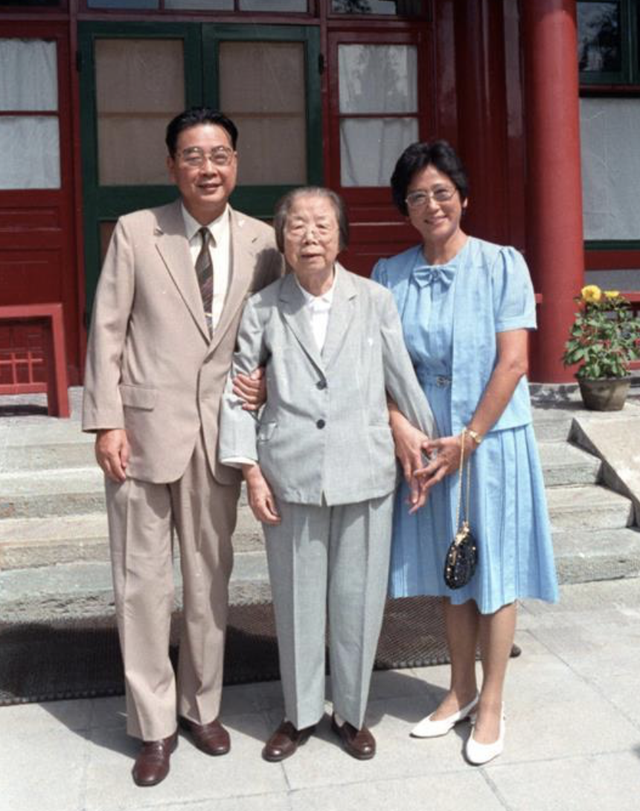 原国务院总理李鹏坦言：外界传闻我是周恩来养子的说法，并不确切