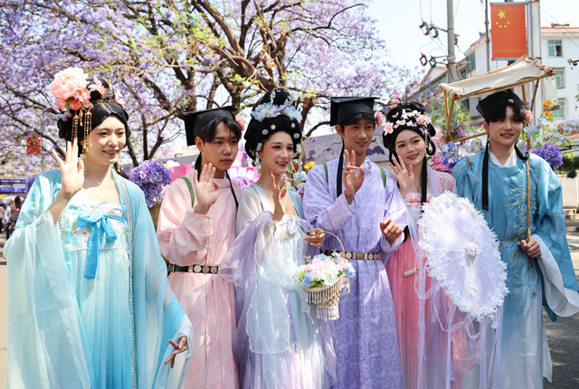 全城“追花”！航天北路开启“人从众”模式